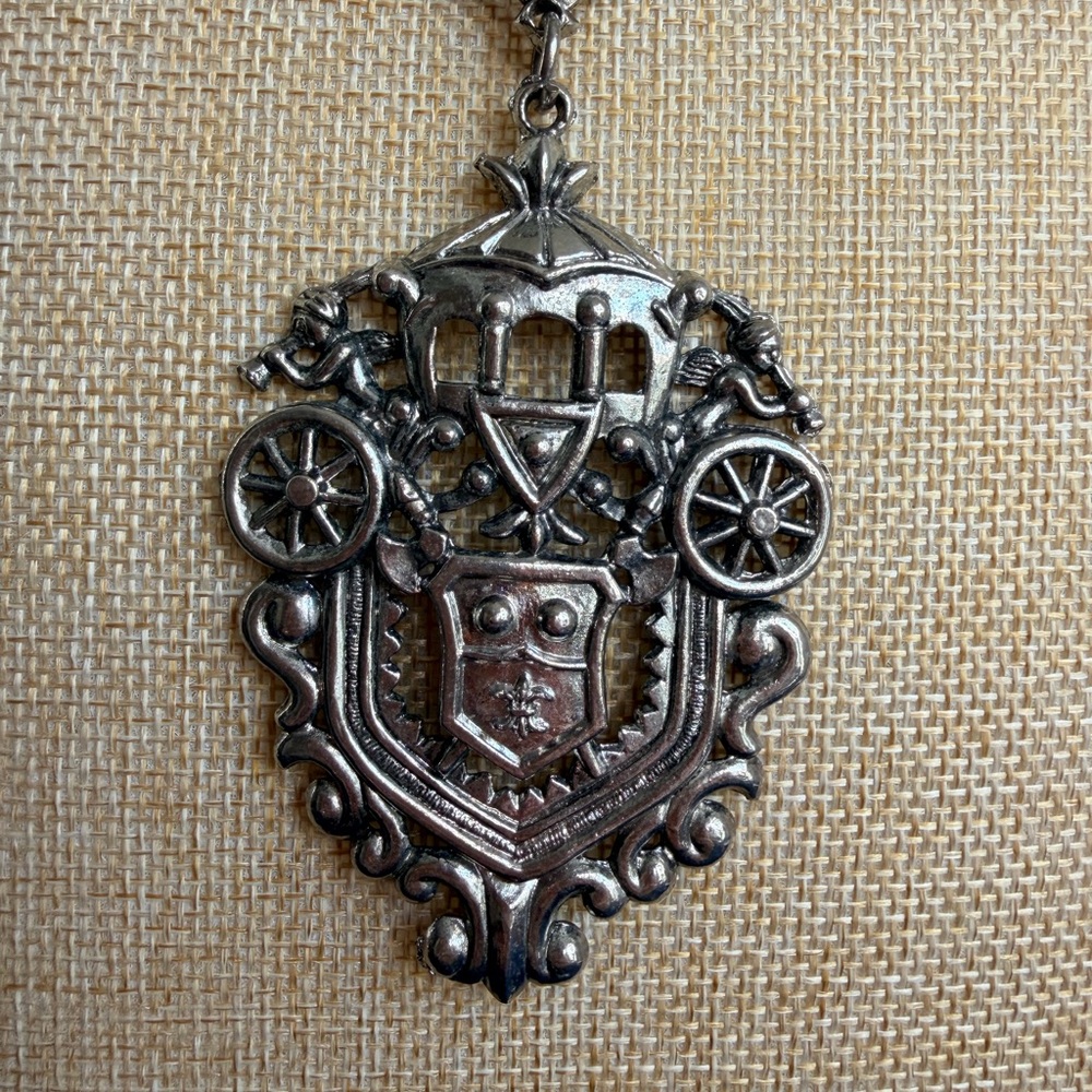 Vintage Victorian Heradalic Coat of Arms Pendant - Picture 6 of 6